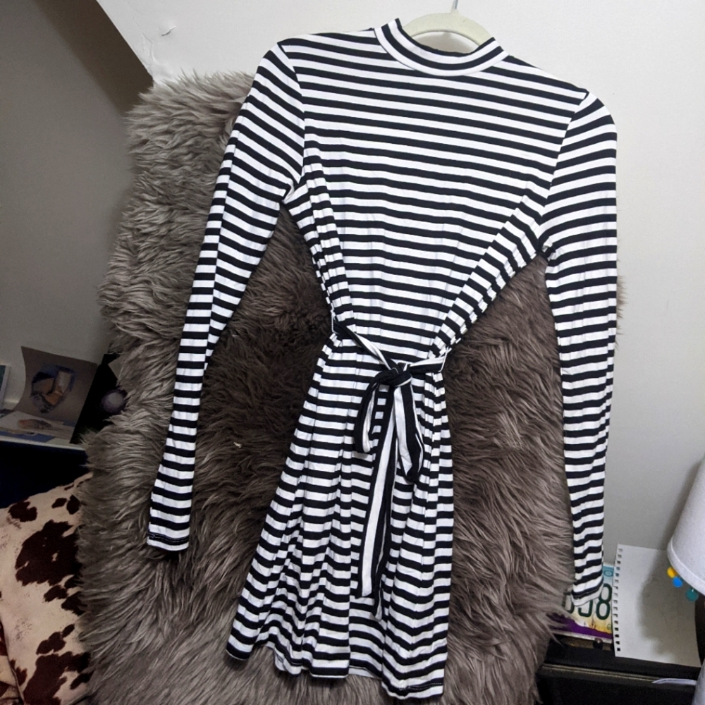 Nordstrom Black and White Striped Fitted Stretchy Dress with Waist Tie, small